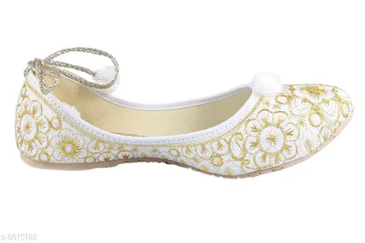 Attractive Women's White Juttis