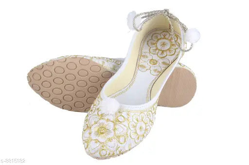 Attractive Women's White Juttis