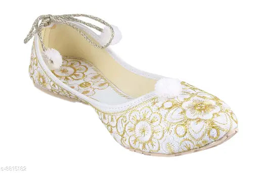 Attractive Women's White Juttis
